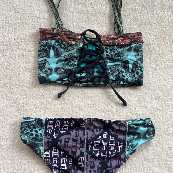 Fully reversible two piece swimsuit - Picture 2 of 4